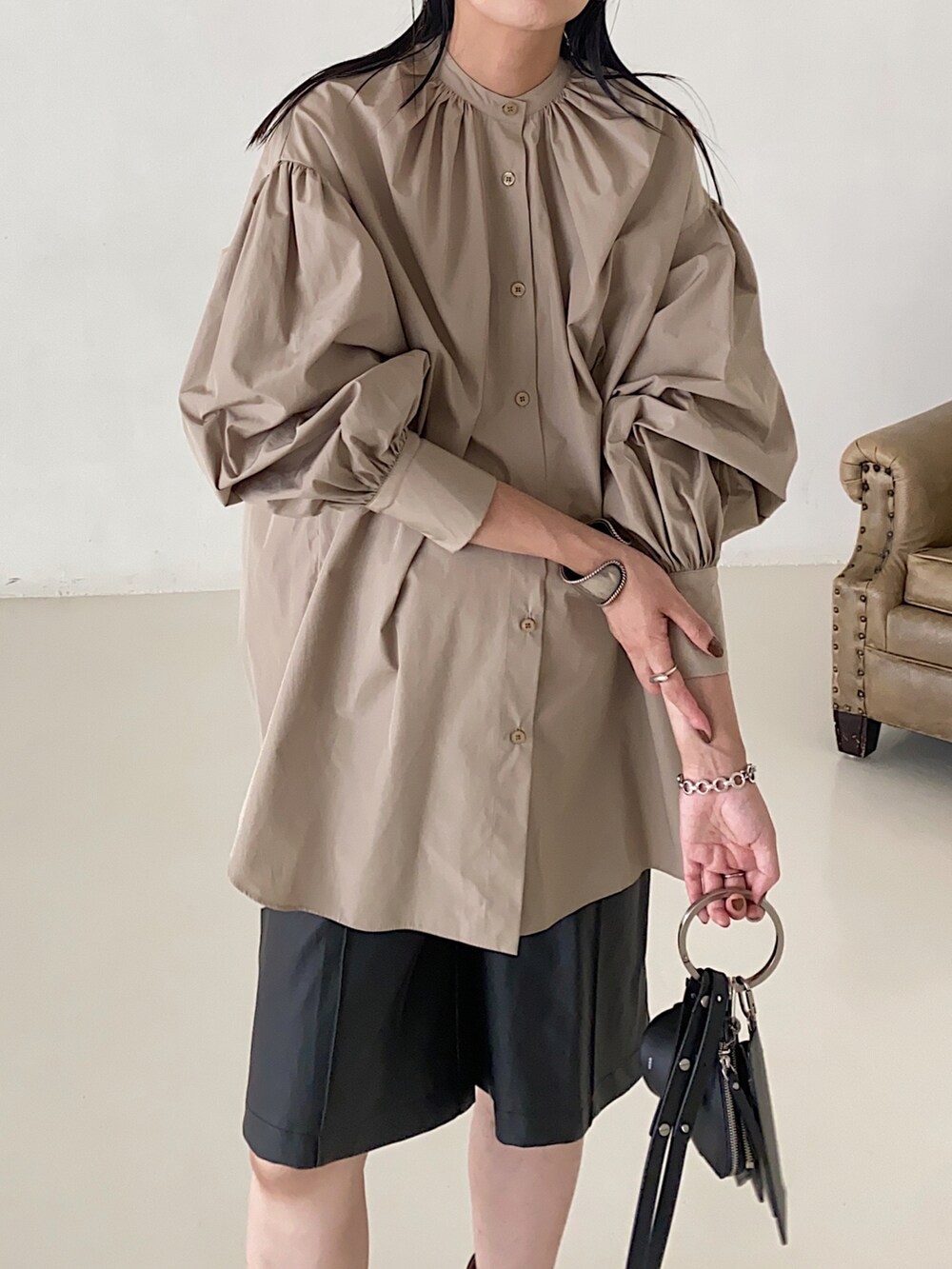 ベージュ系のシャツ/ブラウス、ブラック系のショルダーバッグ、ブラック系のブーツを着用したレディースの秋コーディネートの3枚目の写真