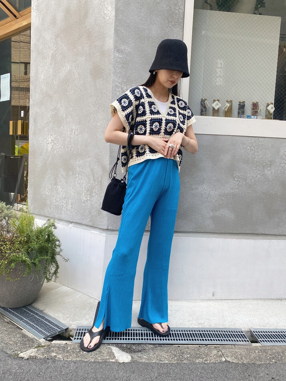 ブルー系のその他パンツ、ブラック系のサンダル、ブラック系のベストを着用したレディースの夏コーディネートの3枚目の写真