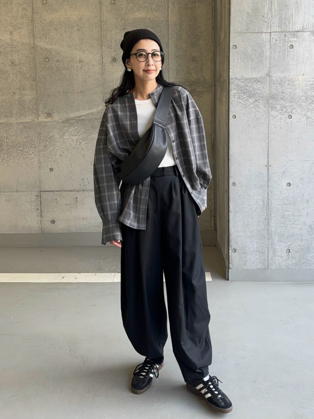 グレー系のシャツ/ブラウス、ブラック系のスラックス、ブラック系のスニーカーを着用したレディースの秋コーディネートの4枚目の写真