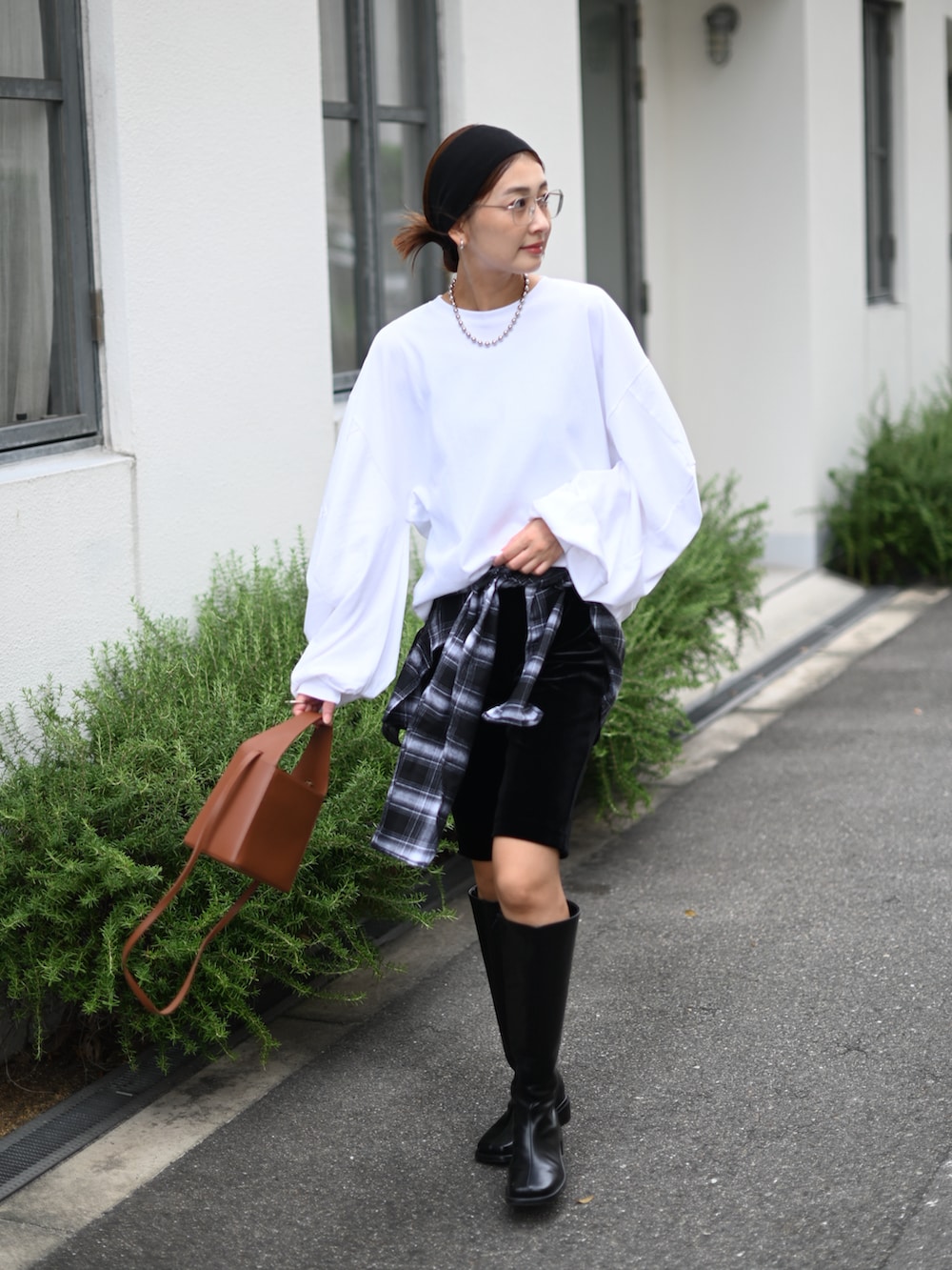 ホワイト系のTシャツ/カットソー、ブラック系のその他パンツ、ブラック系のヘアバンドを着用したレディースの秋コーディネートの5枚目の写真