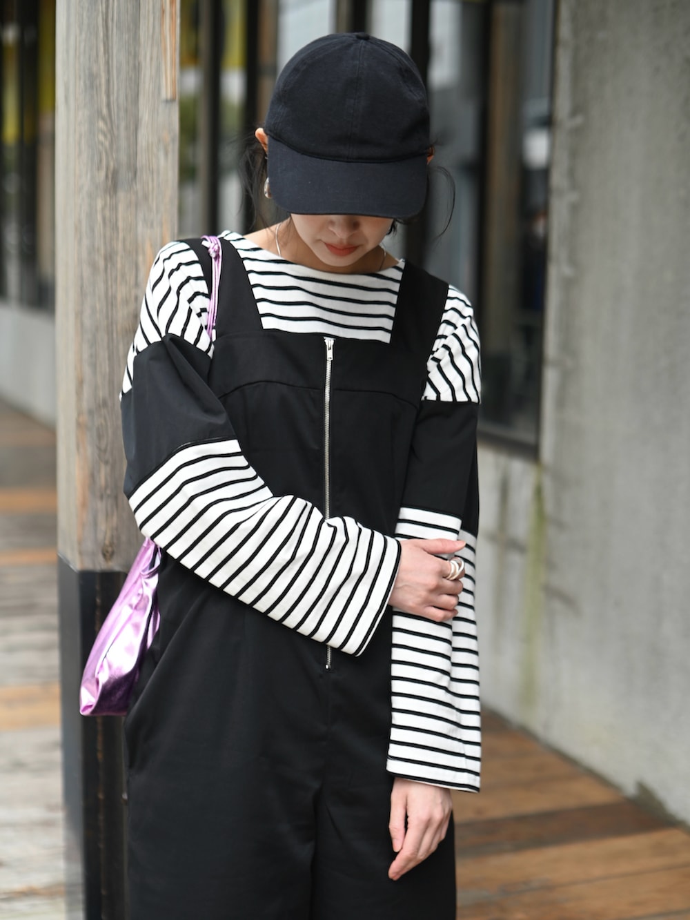 ブラック系のサロペット/オーバーオール、ホワイト系のスニーカー、ブラック系のTシャツ/カットソーを着用したレディースの春コーディネートの4枚目の写真