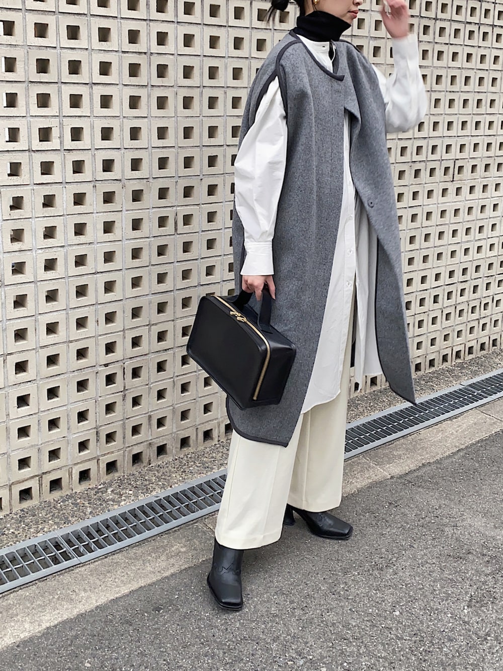 グレー系のその他アウター、ブラック系のニット/セーター、ホワイト系のシャツワンピースを着用したレディースの冬コーディネートの2枚目の写真
