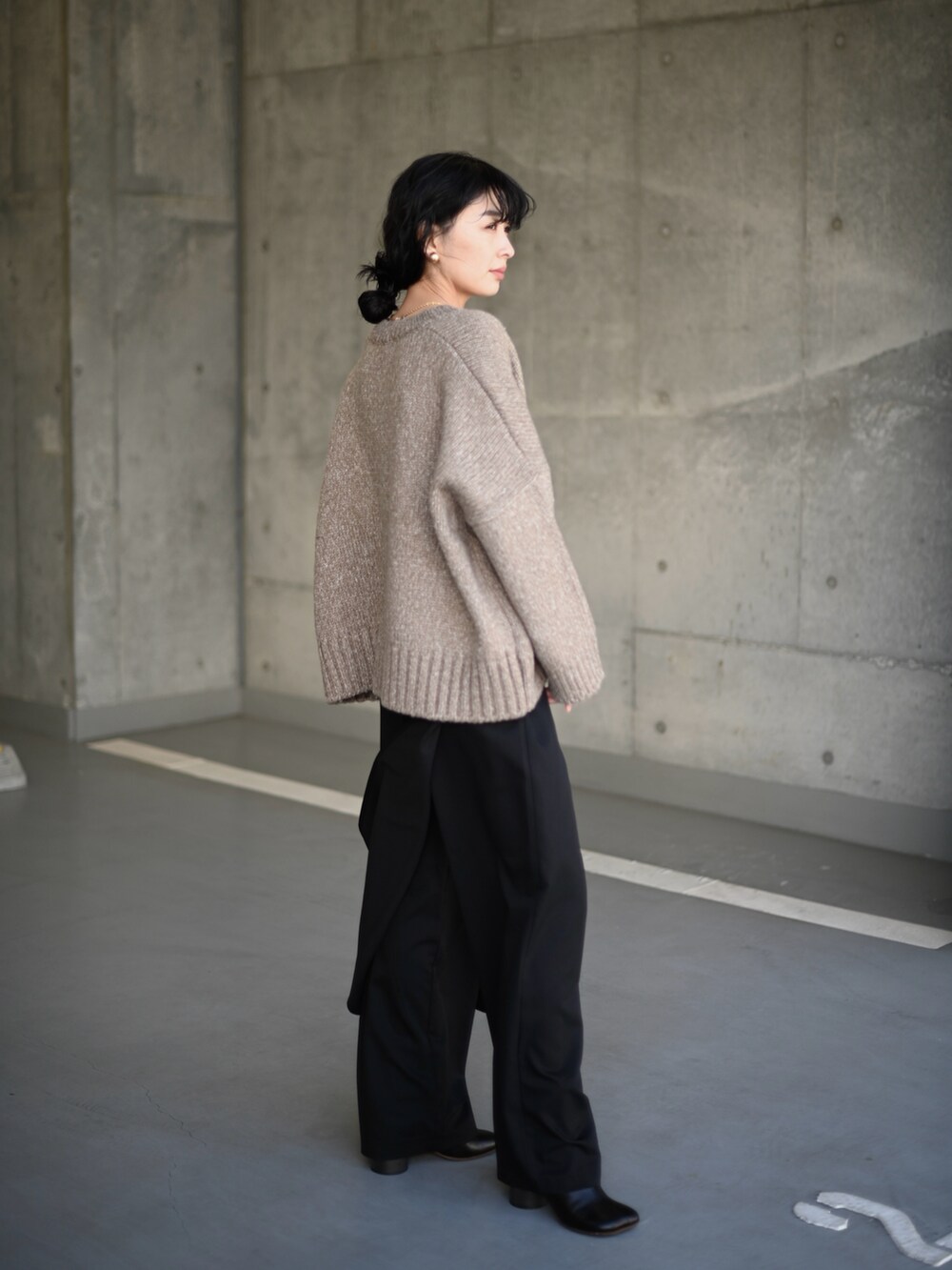 ベージュ系のカーディガン/ボレロ、ブラック系のスラックス、ブラック系のブーツを着用したレディースの冬コーディネートの3枚目の写真