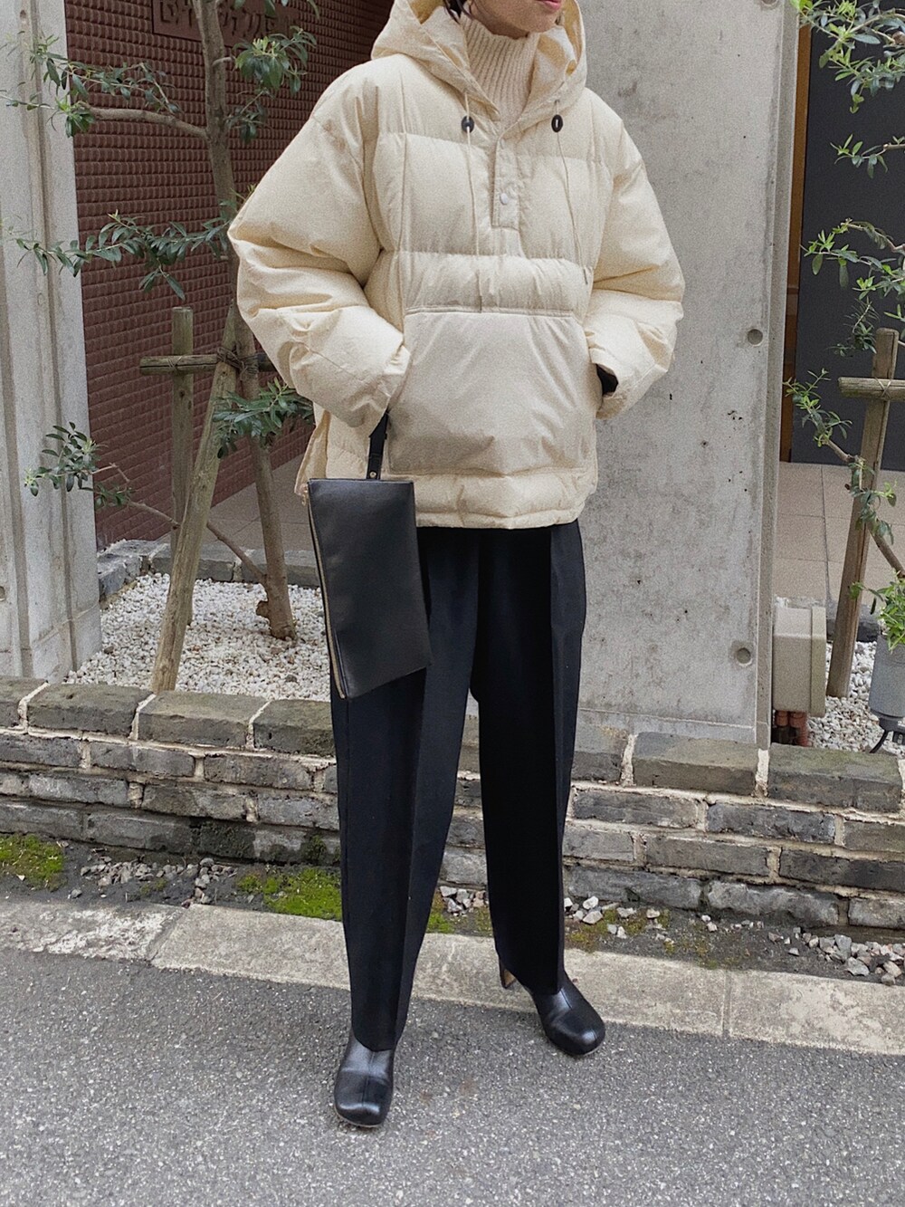 ホワイト系のジャケット/アウター、ブラック系のブーツ、ブラック系のショルダーバッグを着用したレディースの冬コーディネートの2枚目の写真