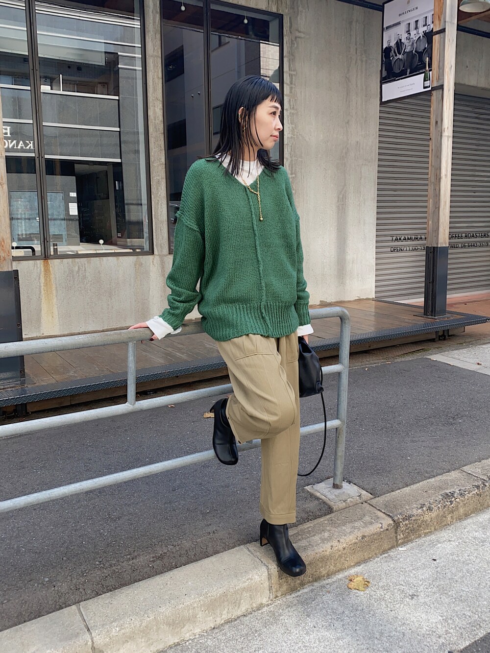 グリーン系のニット/セーター、グリーン系のその他パンツ、ブラック系のブーツを着用したレディースの冬コーディネートの3枚目の写真