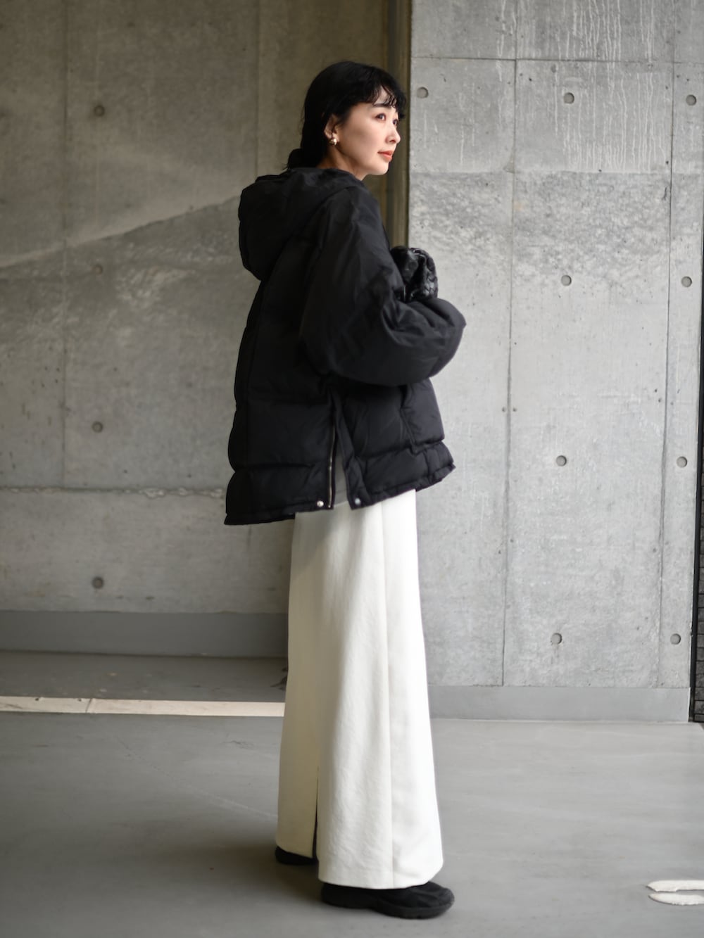 ブラック系のダウンジャケット/コート、ブラック系のスニーカーを着用したレディースの冬コーディネートの4枚目の写真