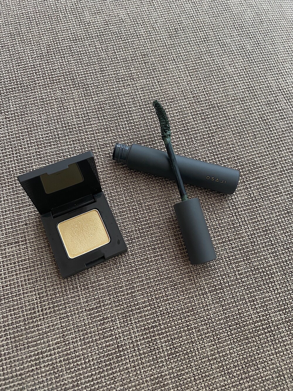 ベージュ系のその他アウター、グリーン系のニット/セーター、ブラック系のその他パンツを着用したレディースの春コーディネートの5枚目の写真