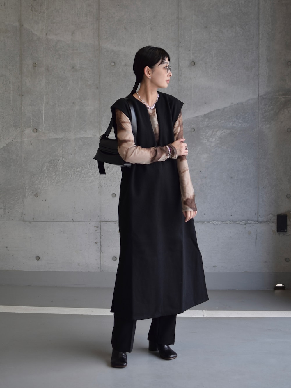 ブラウン系のTシャツ/カットソー、ブラック系のワンピース、ブラック系のショルダーバッグを着用したレディースの秋コーディネートの2枚目の写真