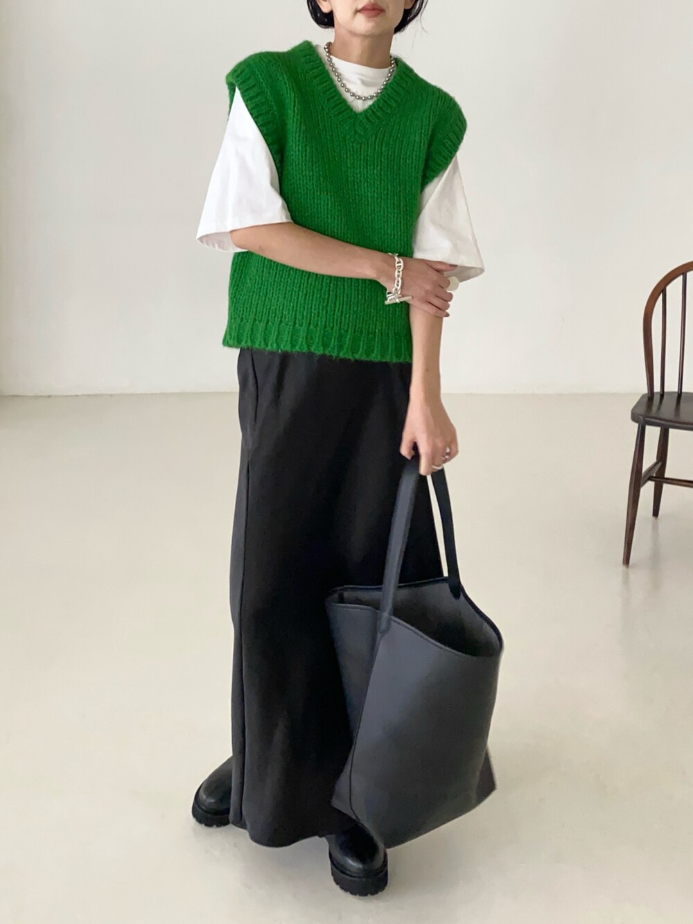 ホワイト系のTシャツ/カットソー、ブラック系のショルダーバッグ、ブラック系のスカートを着用したレディースの秋コーディネートの2枚目の写真