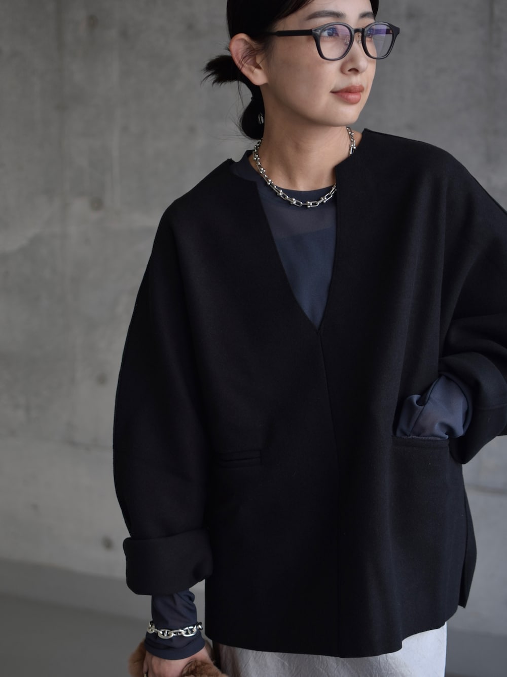 ブラック系のTシャツ/カットソー、グレー系のTシャツ/カットソー、シルバー系のスカートを着用したレディースの秋コーディネートの3枚目の写真