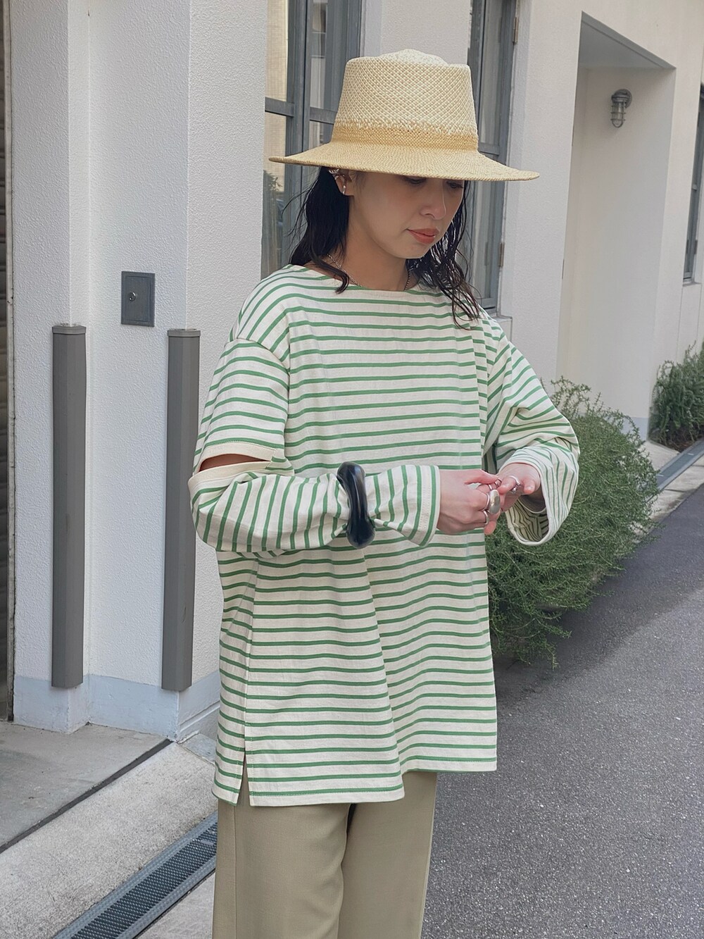 グリーン系のTシャツ/カットソー、ベージュ系のその他パンツ、ブラック系のブレスレットを着用したレディースの春コーディネートの3枚目の写真