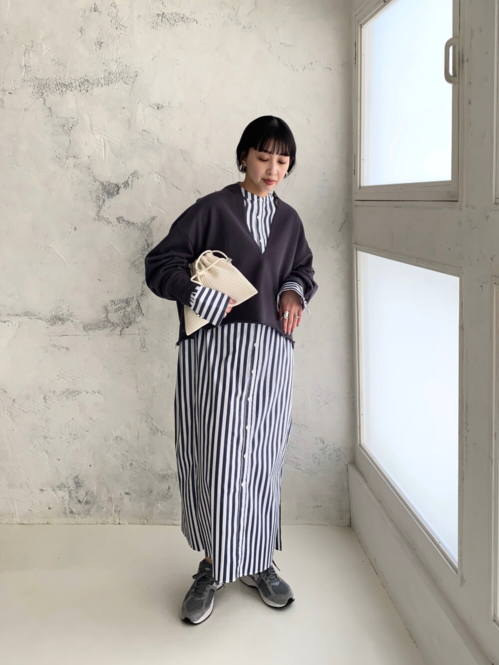 グレー系のスウェット、ホワイト系のショルダーバッグ、その他のシャツワンピースを着用したレディースの春コーディネートの3枚目の写真