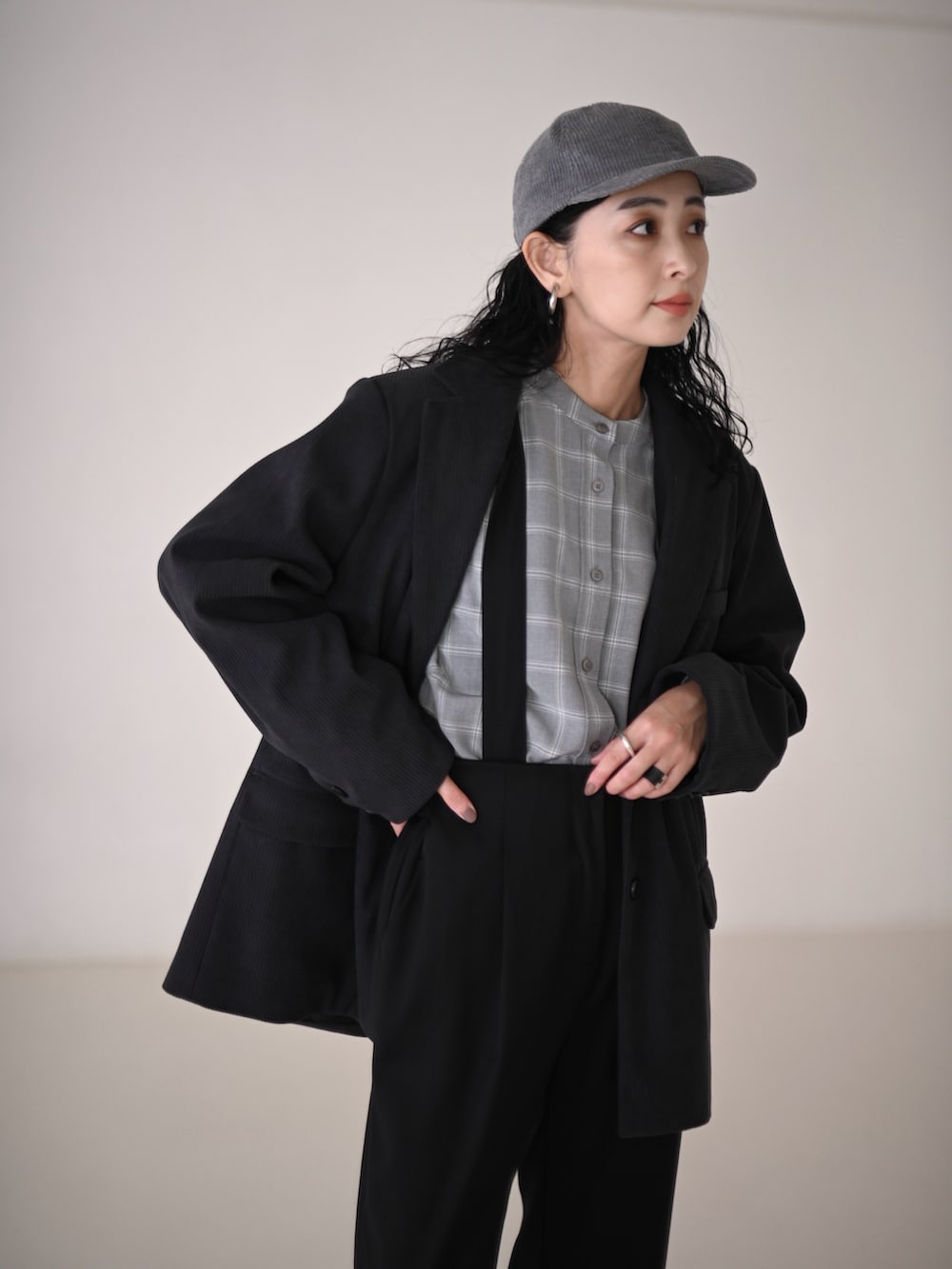 グレー系のテーラードジャケット、ブラック系のスラックス、グレー系のシャツ/ブラウスを着用したレディースの冬コーディネートの3枚目の写真