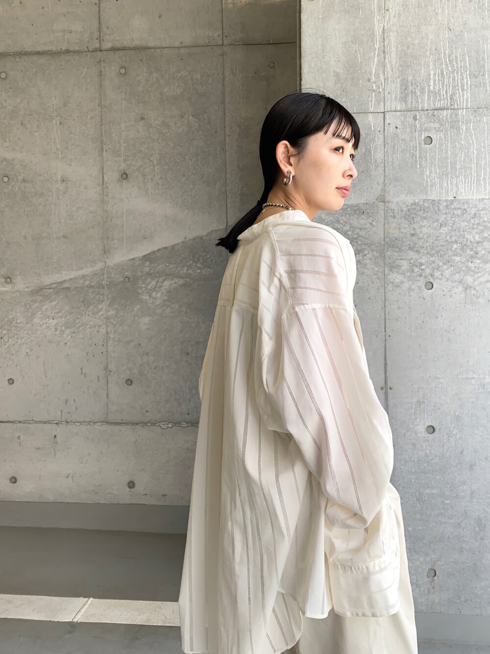 ホワイト系のサロペット/オーバーオール、ホワイト系のシャツ/ブラウス、ホワイト系のサンダルを着用したレディースの夏コーディネートの2枚目の写真