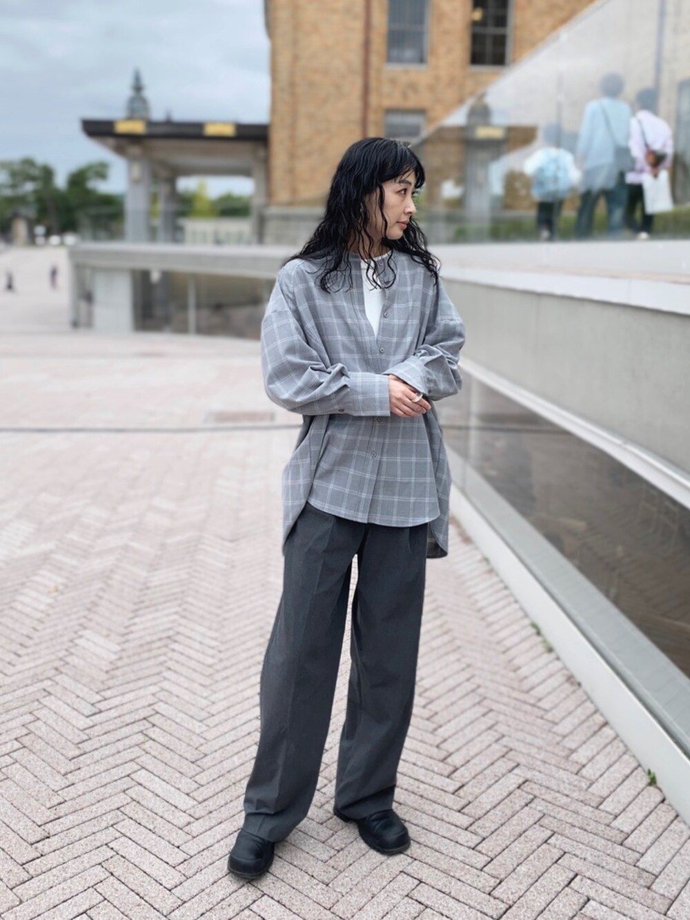 グレー系のシャツ/ブラウス、グレー系のスラックスを着用したレディースの秋コーディネートの2枚目の写真