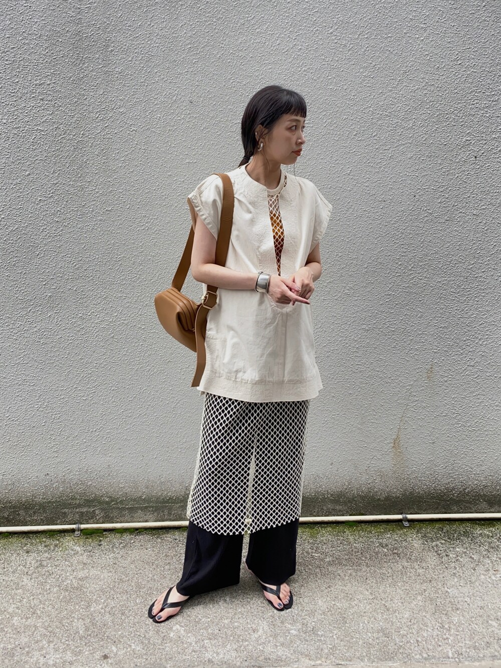 ホワイト系のTシャツ/カットソー、ホワイト系のワンピース、ブラウン系のショルダーバッグを着用したレディースの夏コーディネートの3枚目の写真