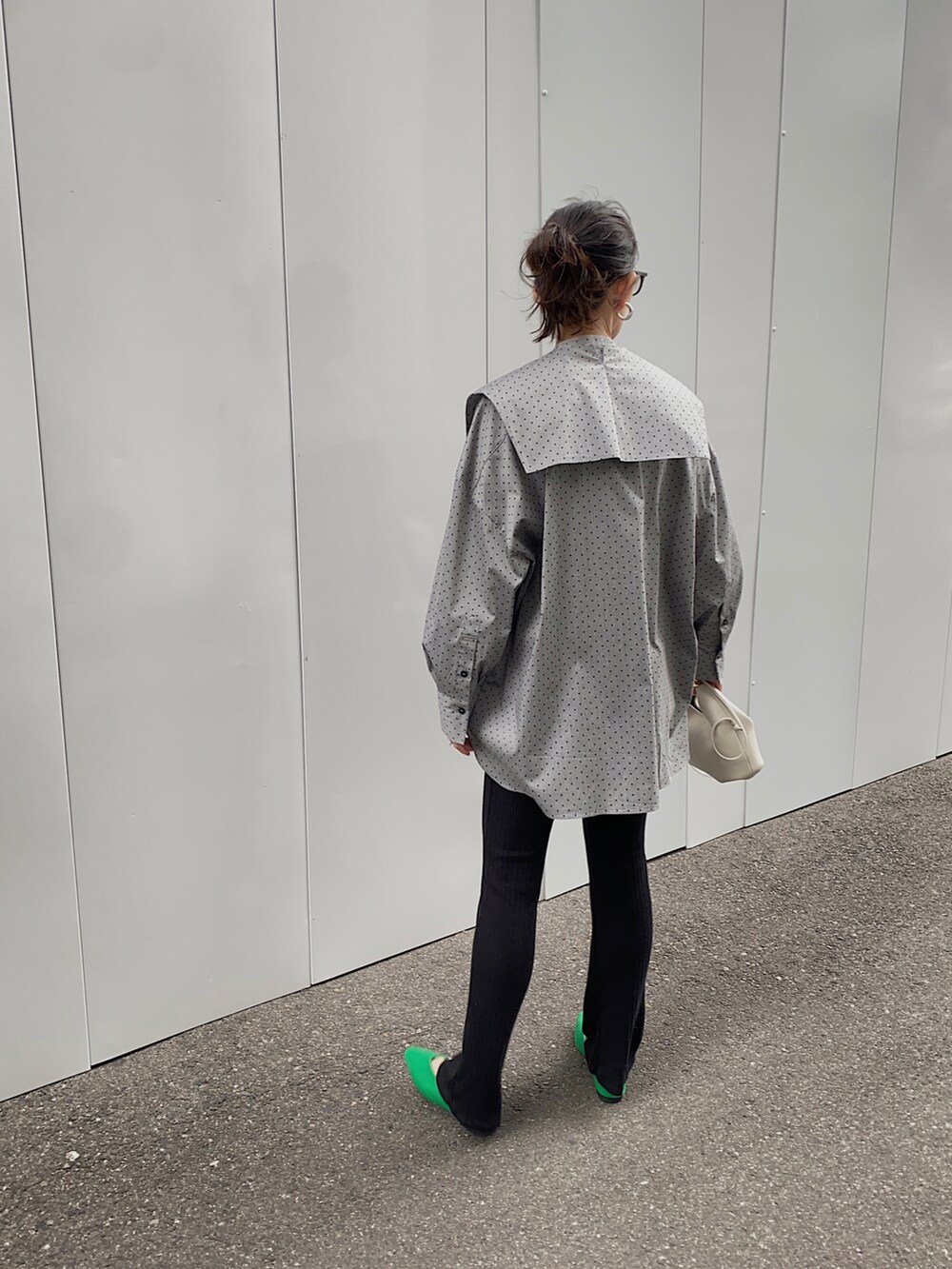 ホワイト系のショルダーバッグ、ブラック系のシャツ/ブラウスを着用したレディースの春コーディネートの3枚目の写真