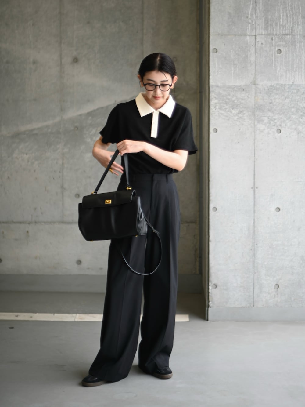 ブラック系のTシャツ/カットソー、ブラック系のスニーカーを着用したレディースの夏コーディネートの2枚目の写真