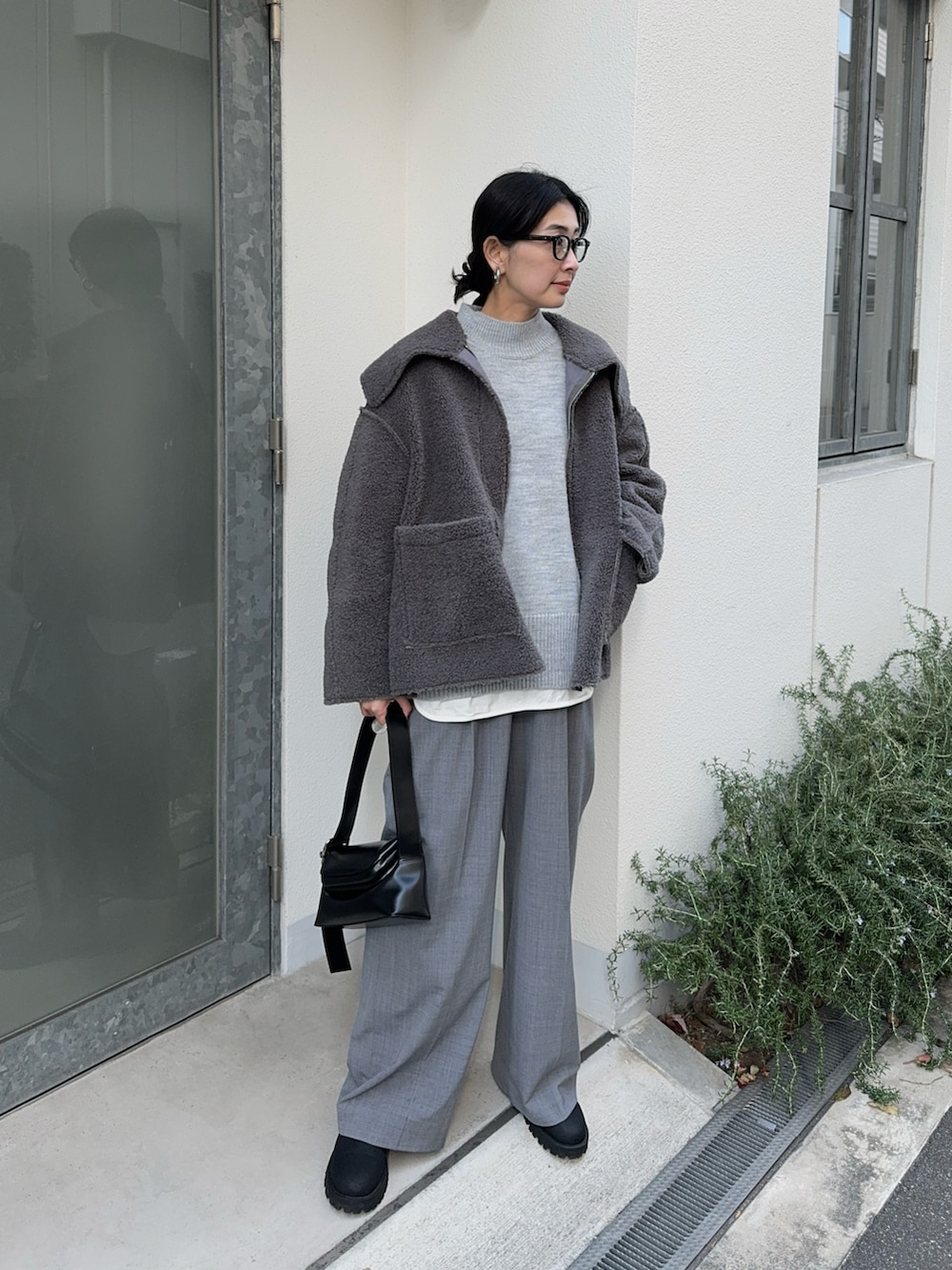 グレー系のニット/セーター、グレー系のその他アウター、ブラック系のショルダーバッグを着用したレディースの冬コーディネートの4枚目の写真