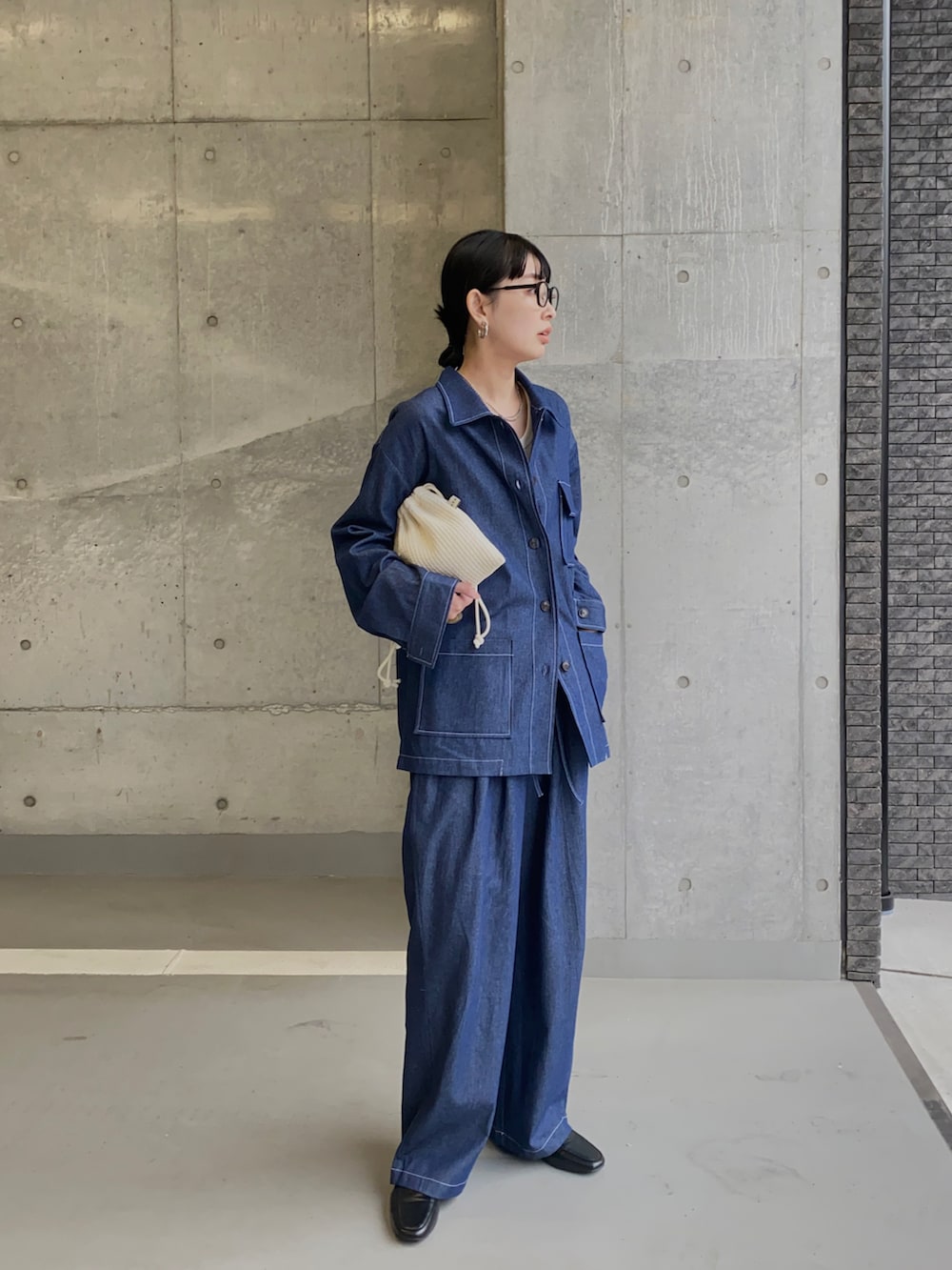 ブルー系のパンツ、ブルー系のシャツ/ブラウス、ブラック系のローファーを着用したレディースの春コーディネートの2枚目の写真