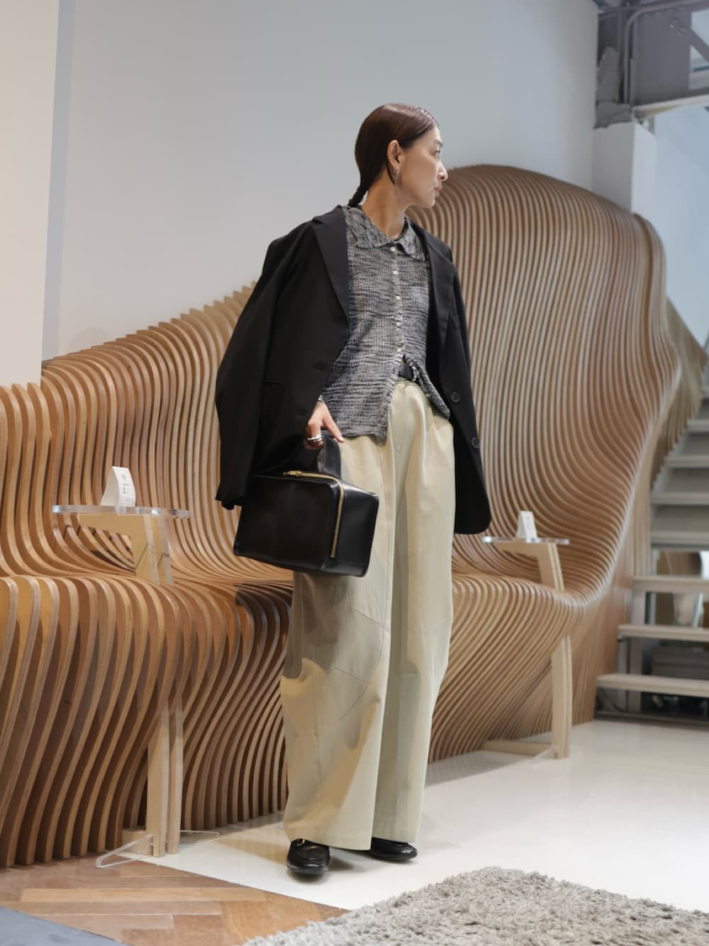 ブラック系のローファー、ブラック系のネックレス、ブラック系のベルトを着用したレディースの春コーディネートの2枚目の写真