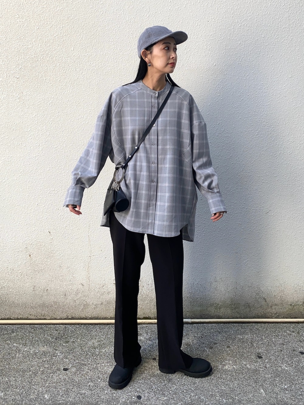 グレー系のシャツ/ブラウス、ブラック系のショルダーバッグ、ブラック系のその他パンツを着用したレディースの冬コーディネートの3枚目の写真