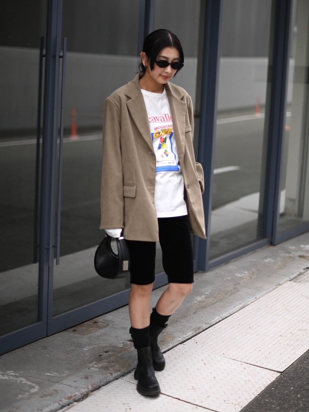 ベージュ系のテーラードジャケット、ブラック系のその他パンツ、ブラック系のブーツを着用したレディースの秋コーディネートの2枚目の写真