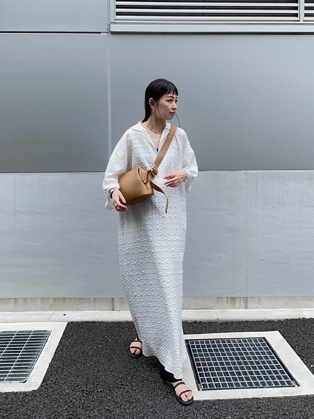 ホワイト系のワンピース、ブラウン系のショルダーバッグを着用したレディースの夏コーディネートの3枚目の写真