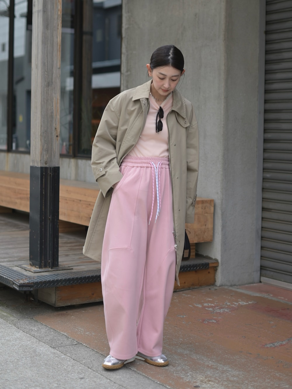 ピンク系のTシャツ/カットソー、ピンク系のスウェットパンツ、シルバー系のスニーカーを着用したレディースの春コーディネートの4枚目の写真