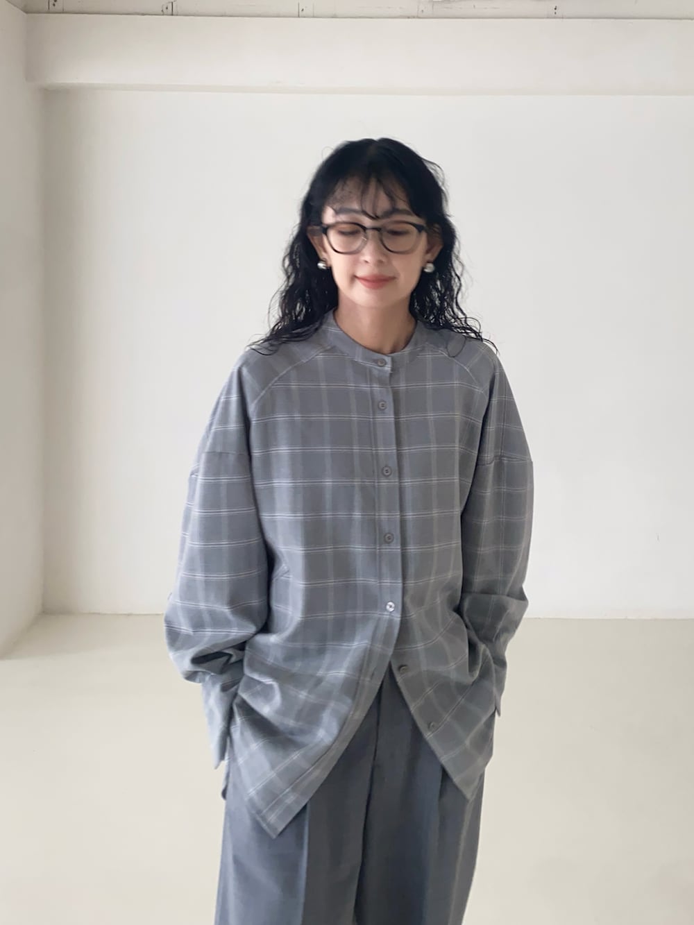 グレー系のシャツ/ブラウス、グレー系のスラックス、ブラック系のバレエシューズを着用したレディースの冬コーディネートの5枚目の写真