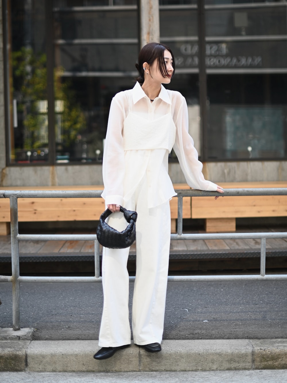 ホワイト系のキャミソール、ホワイト系のシャツ/ブラウス、ホワイト系のデニムパンツを着用したレディースの夏コーディネートの4枚目の写真