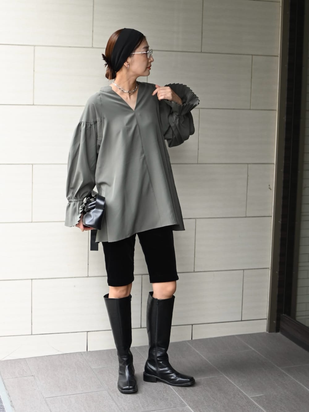 グリーン系のシャツ/ブラウス、ブラック系のショルダーバッグ、ブラック系のその他パンツを着用したレディースの秋コーディネートの5枚目の写真