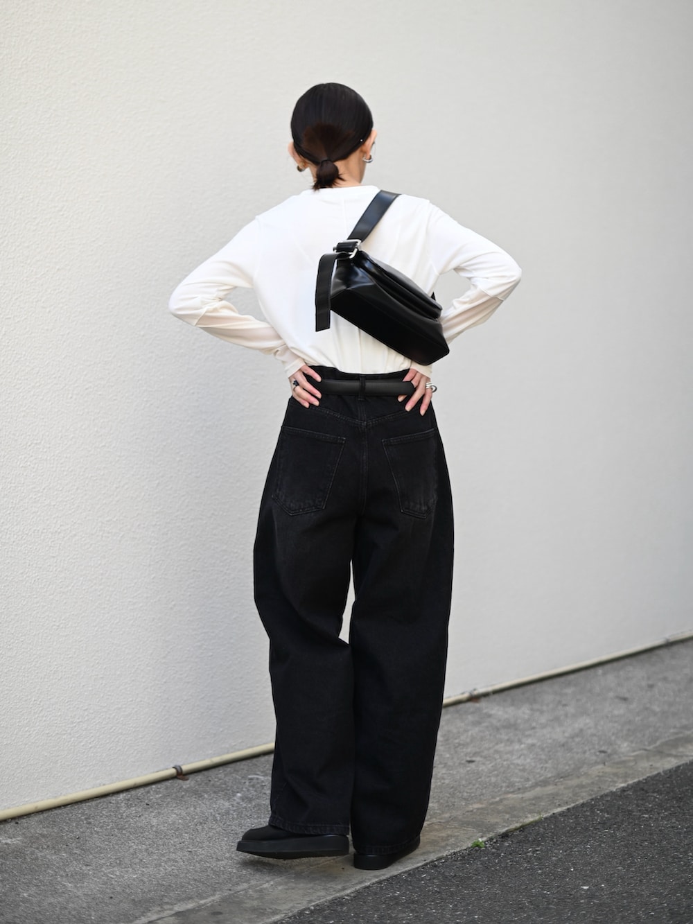 ホワイト系のTシャツ/カットソー、ブラック系のショルダーバッグ、ブラック系のローファーを着用したレディースの春コーディネートの2枚目の写真