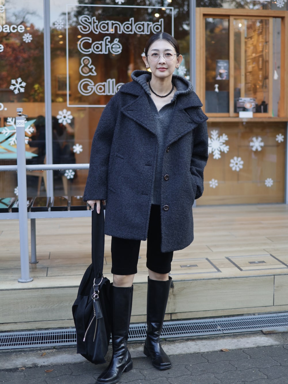 グレー系のニット/セーター、ブラック系のその他パンツ、ブラック系のトートバッグを着用したレディースの冬コーディネートの4枚目の写真