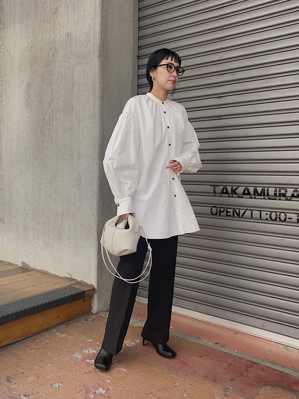 ブラック系のその他パンツ、ホワイト系のシャツ/ブラウスを着用したレディースの冬コーディネートの3枚目の写真