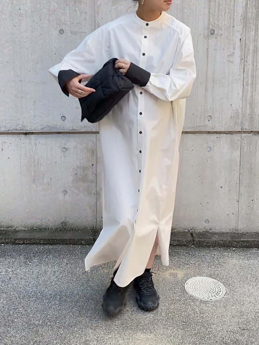 ホワイト系のシャツワンピース、ブラック系のショルダーバッグを着用したレディースの秋コーディネートの3枚目の写真