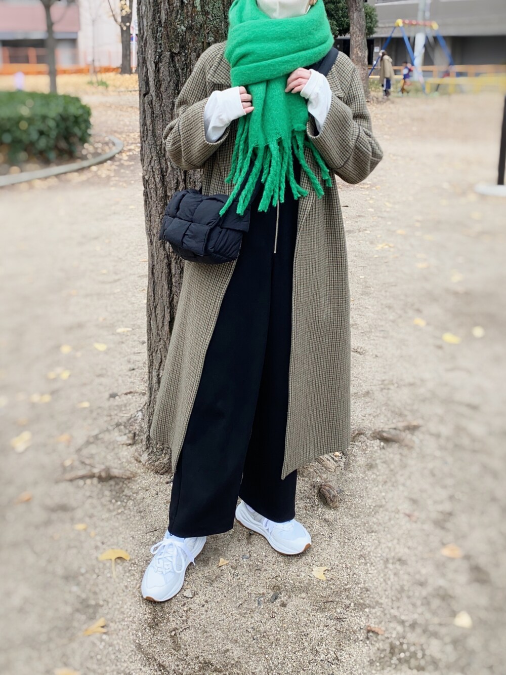 その他のその他アウター、ブラック系のサロペット/オーバーオール、ホワイト系のスニーカーを着用したレディースの冬コーディネートの2枚目の写真