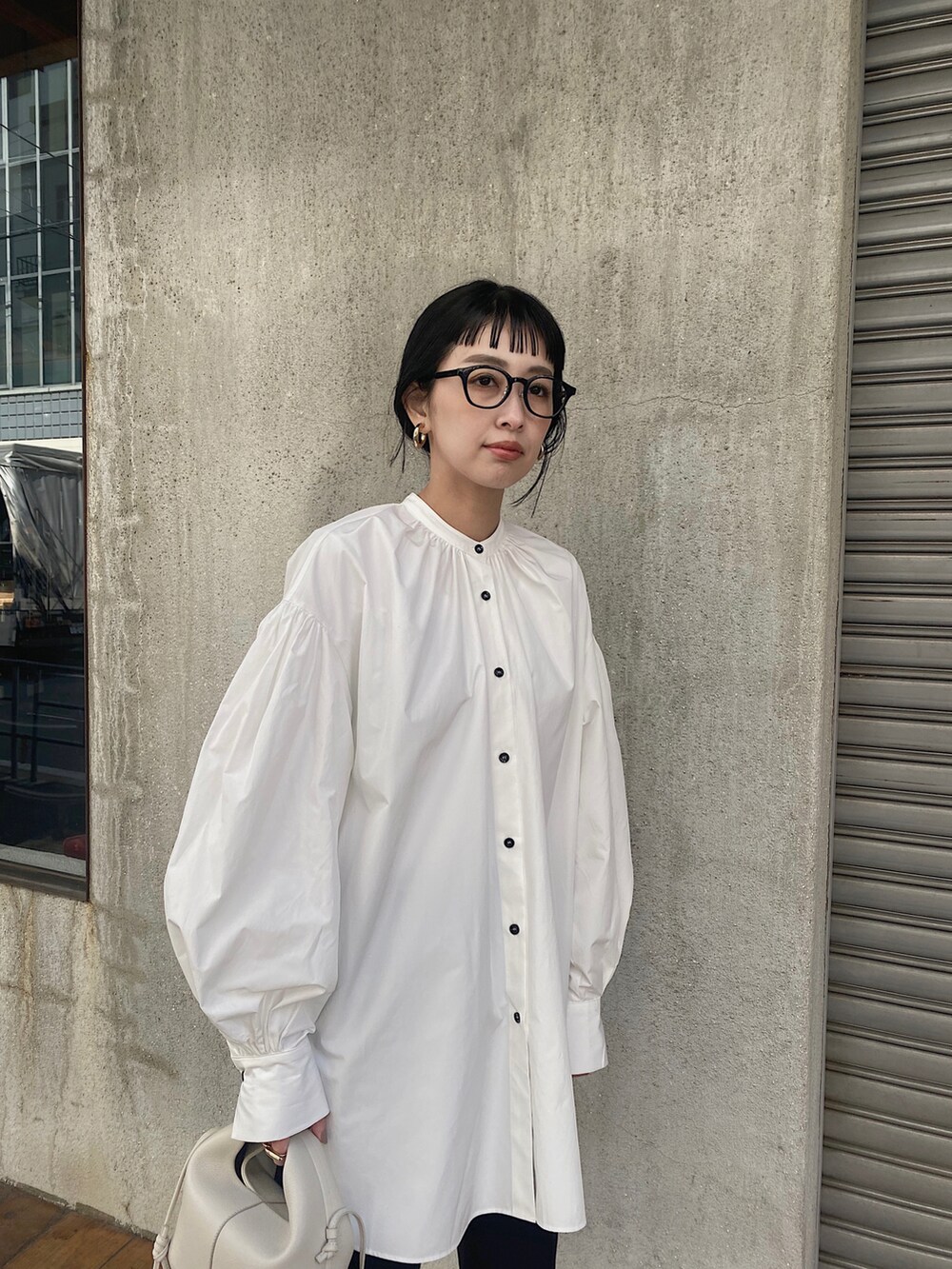 ブラック系のその他パンツ、ホワイト系のシャツ/ブラウスを着用したレディースの冬コーディネートの2枚目の写真