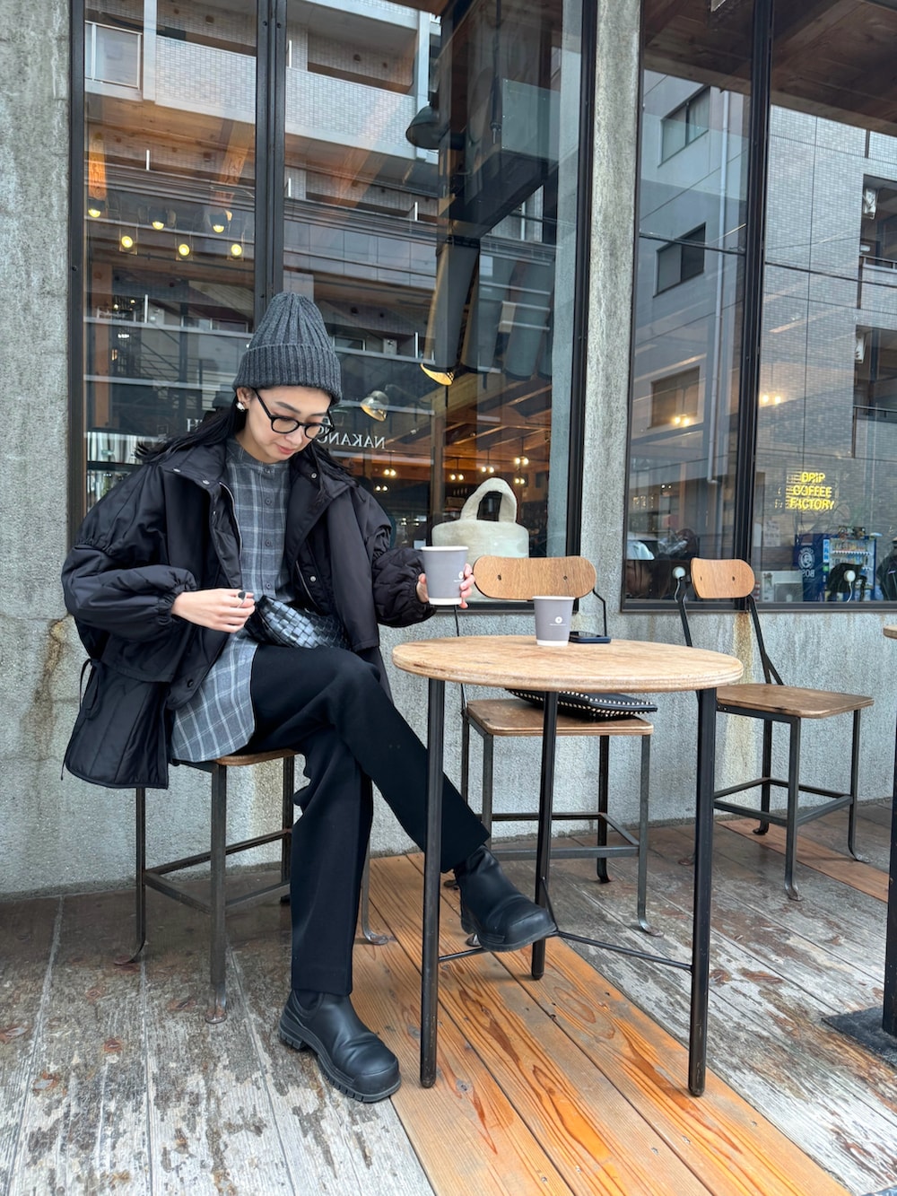 ブラック系のダウンジャケット/コート、グレー系のシャツ/ブラウス、グレー系のスラックスを着用したレディースの秋コーディネートの5枚目の写真