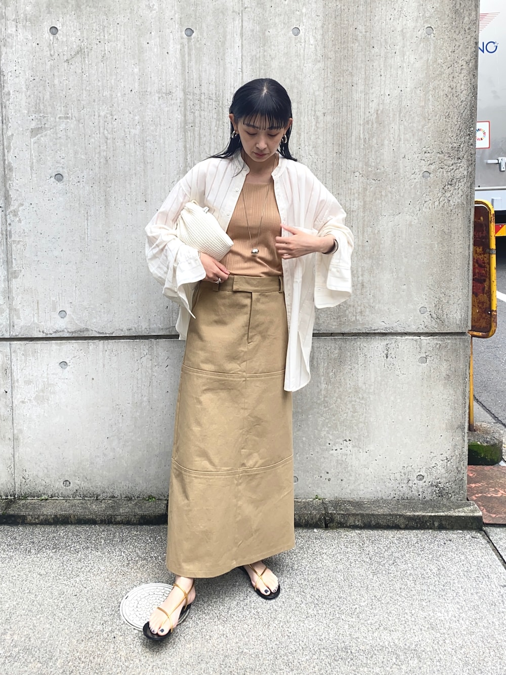 ホワイト系のシャツ/ブラウス、ベージュ系のキャミソール、ホワイト系のショルダーバッグを着用したレディースの夏コーディネートの2枚目の写真