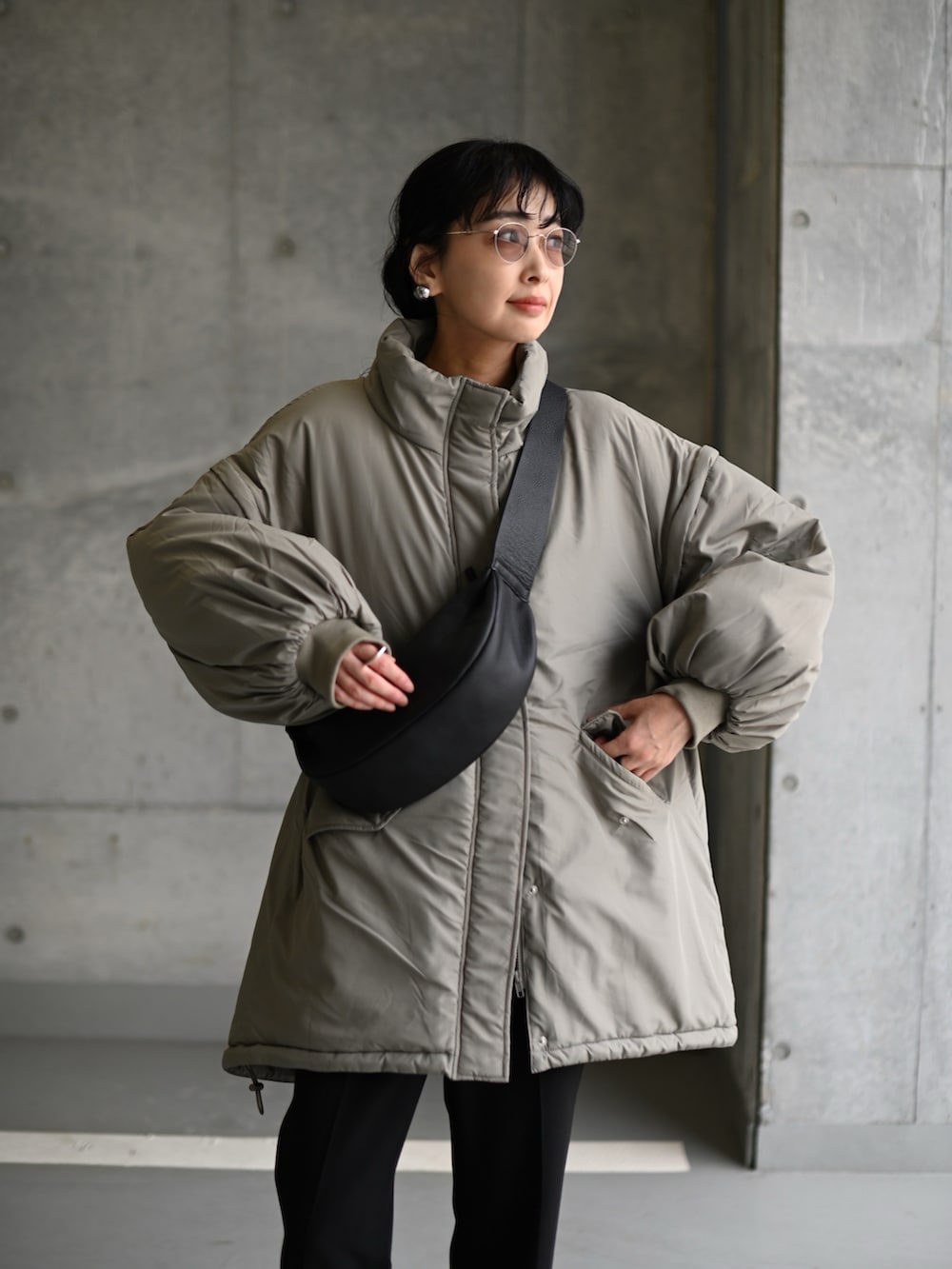 グリーン系のダウンジャケット/コート、ブラック系のその他パンツ、ブラック系のブーツを着用したレディースの秋コーディネートの2枚目の写真