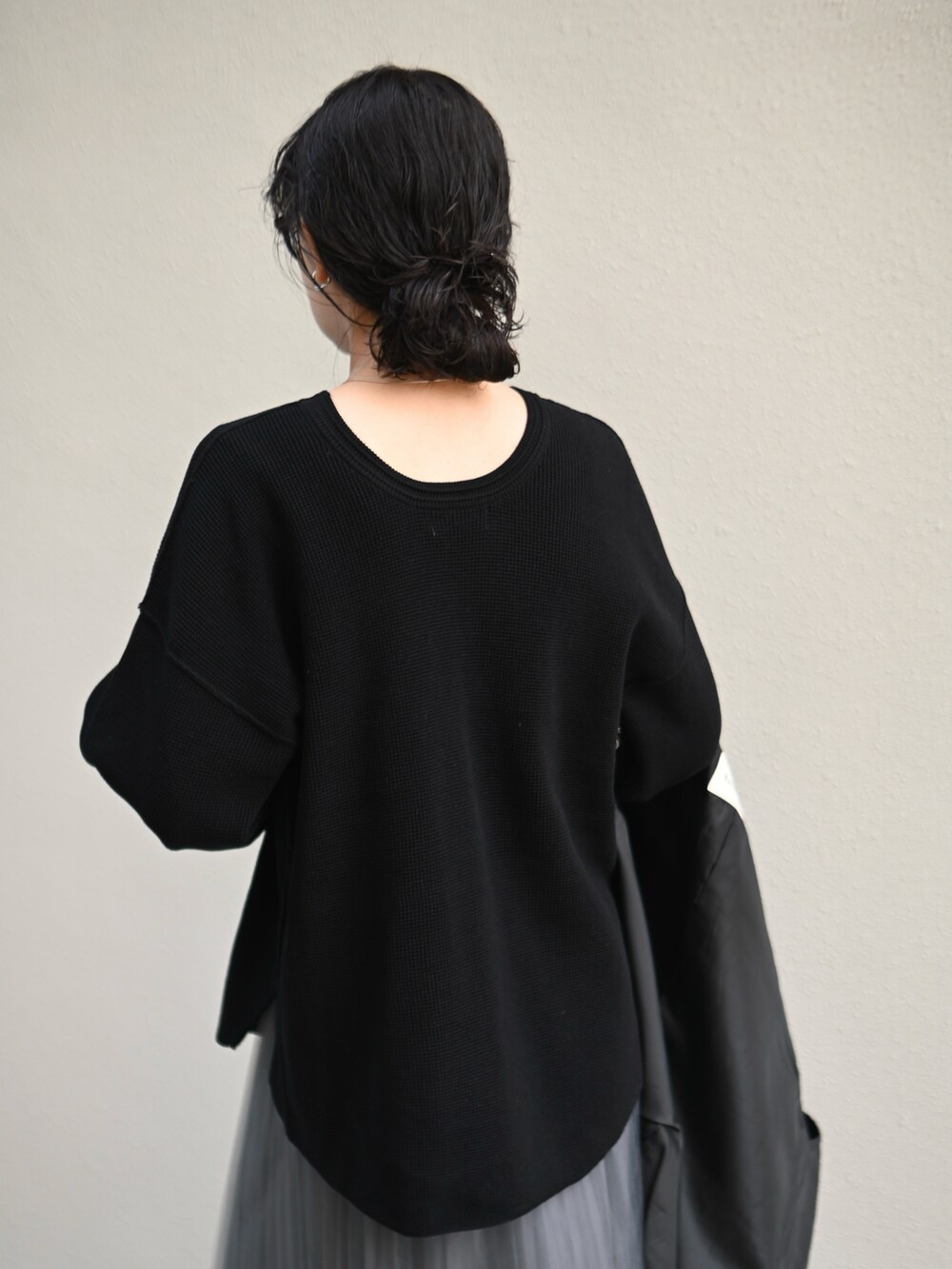 ブラック系のスカート、シルバー系のショルダーバッグ、ブラック系のスニーカーを着用したレディースの春コーディネートの4枚目の写真