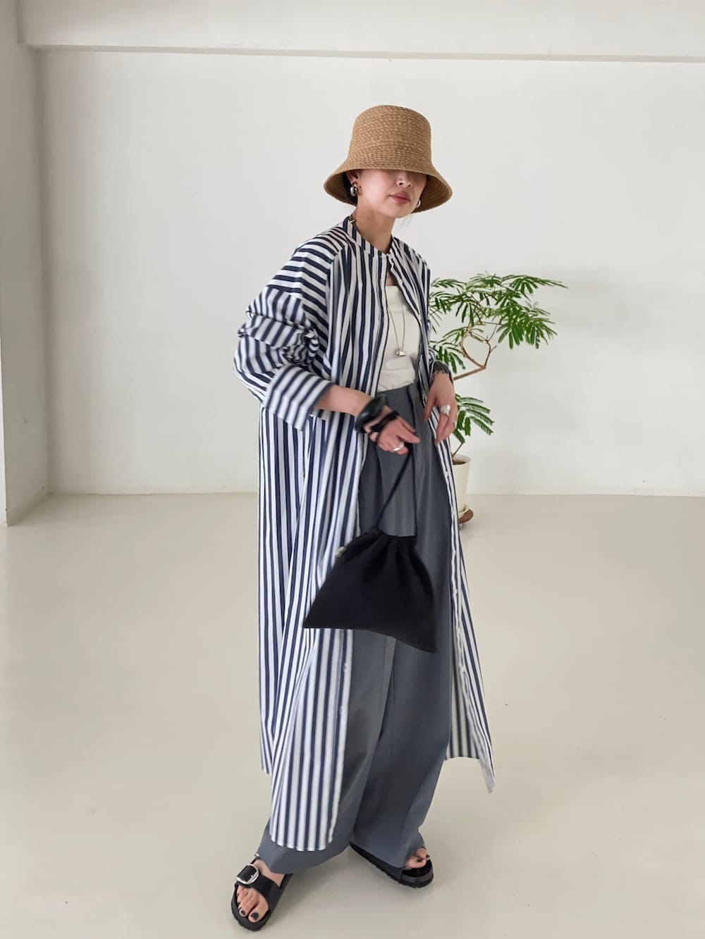 その他のシャツワンピース、ブラック系のショルダーバッグ、グレー系のスラックスを着用したレディースの夏コーディネートの3枚目の写真