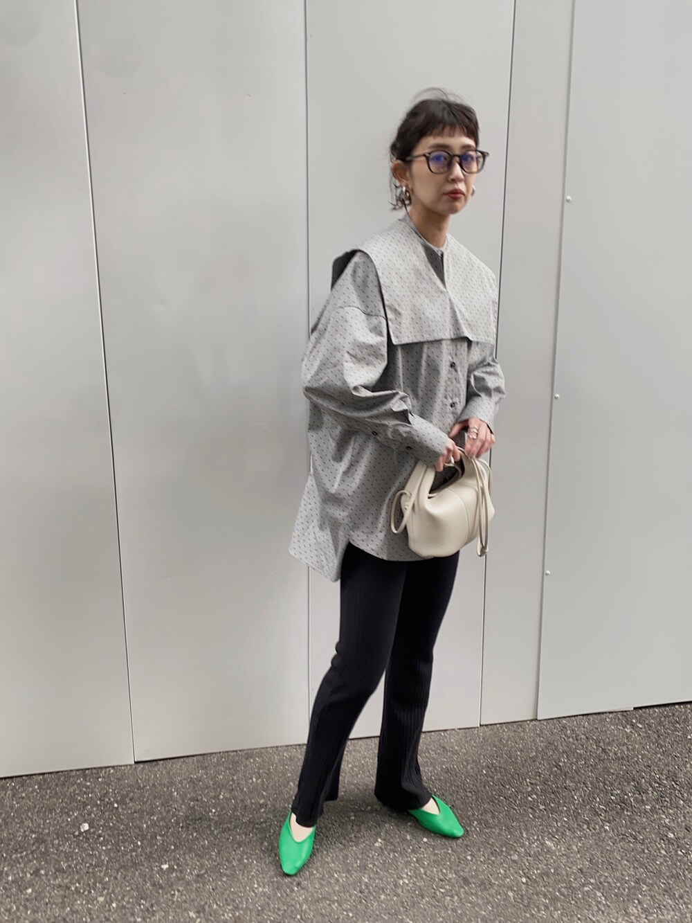 ホワイト系のショルダーバッグ、ブラック系のシャツ/ブラウスを着用したレディースの春コーディネートの4枚目の写真