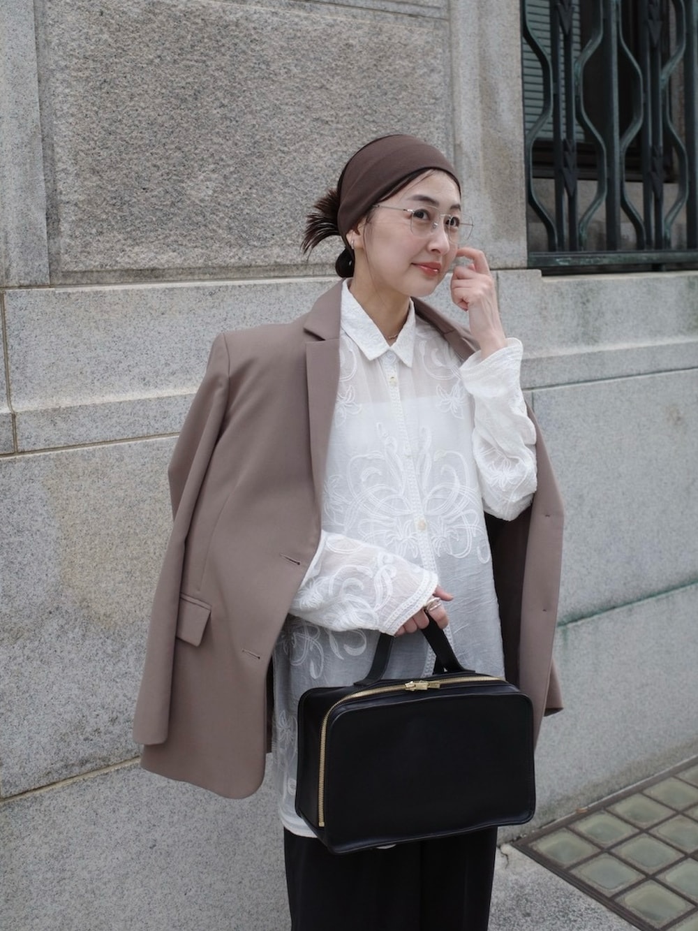 ブラック系のスニーカー、ホワイト系のシャツ/ブラウス、ブラック系のヘアバンドを着用したレディースの春コーディネートの3枚目の写真