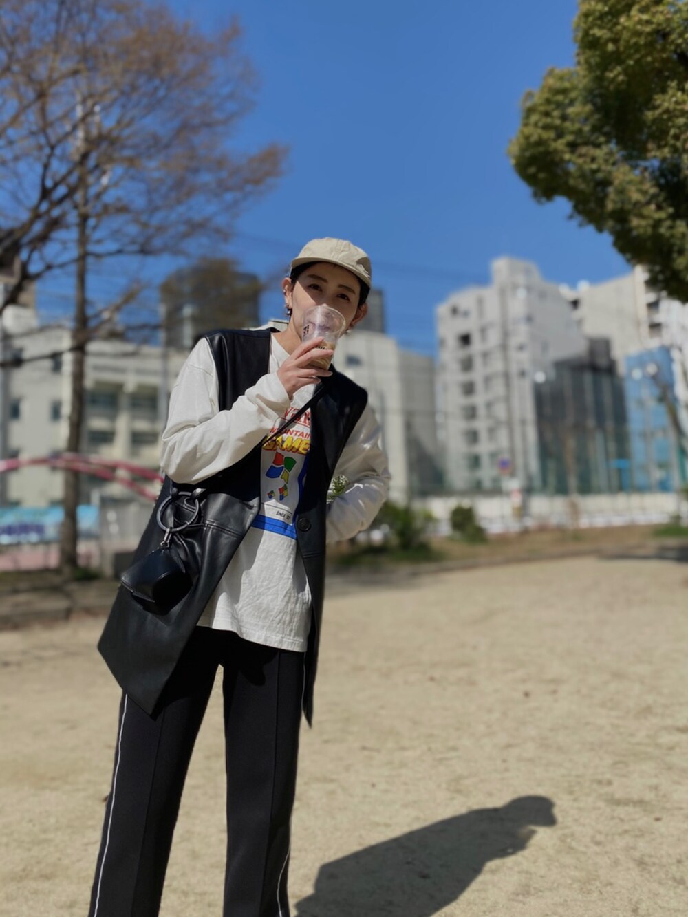 ホワイト系のTシャツ/カットソー、ブラック系のその他パンツ、ブラック系のショルダーバッグを着用したレディースの春コーディネートの2枚目の写真