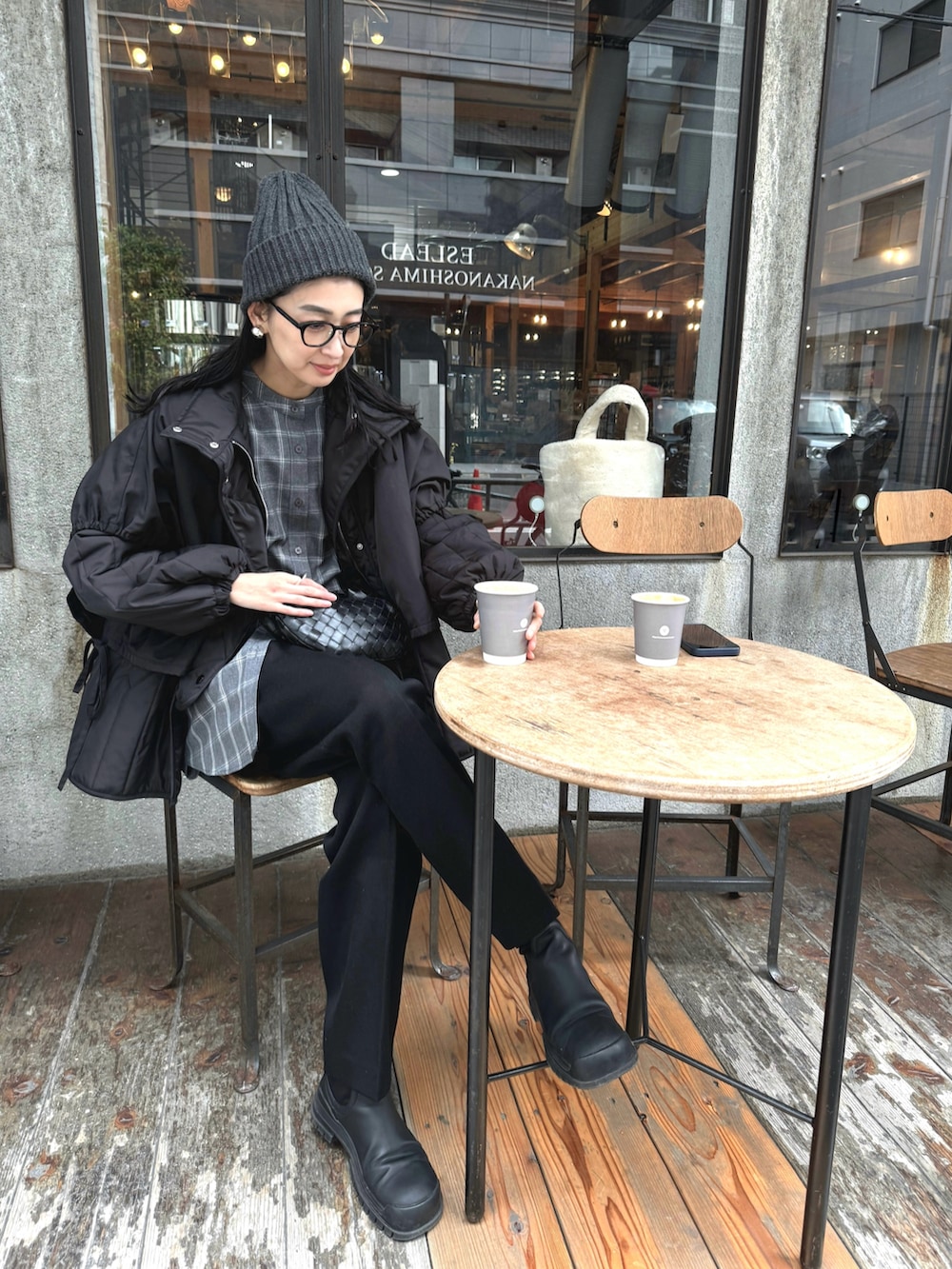 ブラック系のダウンジャケット/コート、グレー系のシャツ/ブラウス、グレー系のスラックスを着用したレディースの秋コーディネートの2枚目の写真