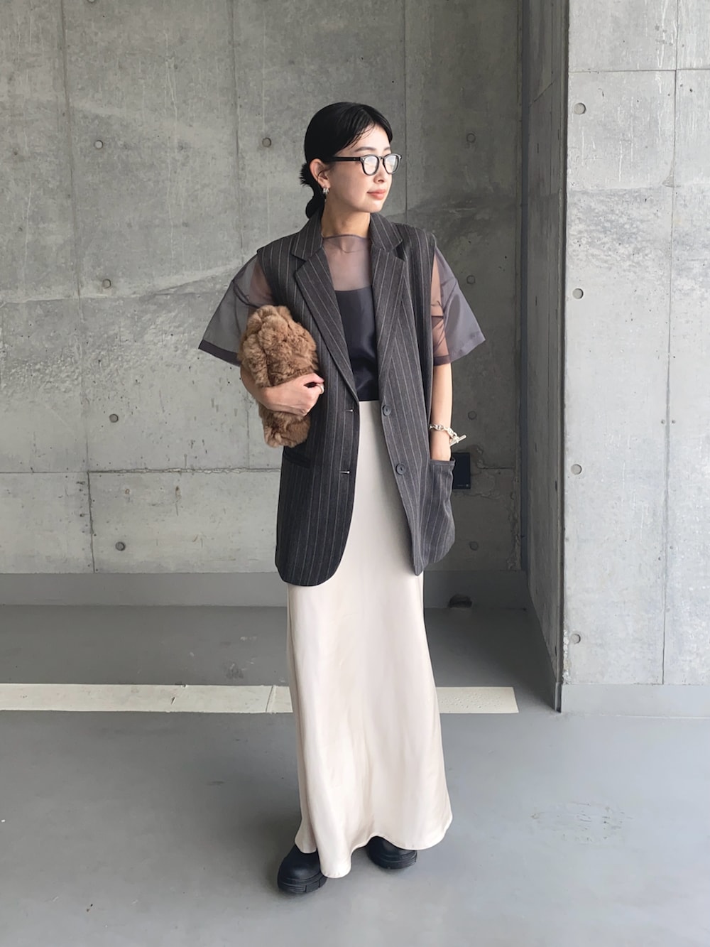 グレー系のその他アウター、グレー系のシャツ/ブラウス、ブラック系のブーツを着用したレディースの秋コーディネートの4枚目の写真