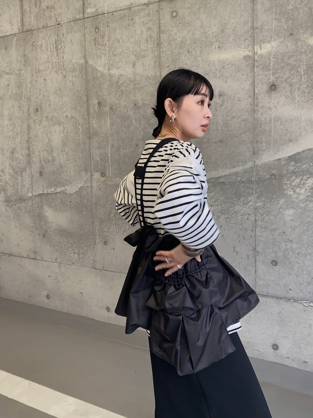 ホワイト系のTシャツ/カットソー、ブラック系のその他アウター、ブラック系のスカートを着用したレディースの春コーディネートの3枚目の写真