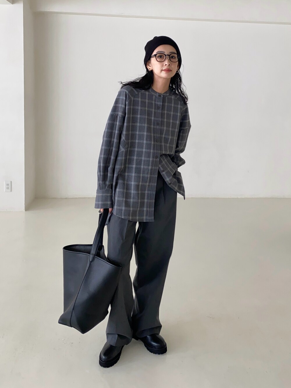 グレー系のシャツ/ブラウス、グレー系のスラックス、ブラック系のショルダーバッグを着用したレディースの秋コーディネートの5枚目の写真